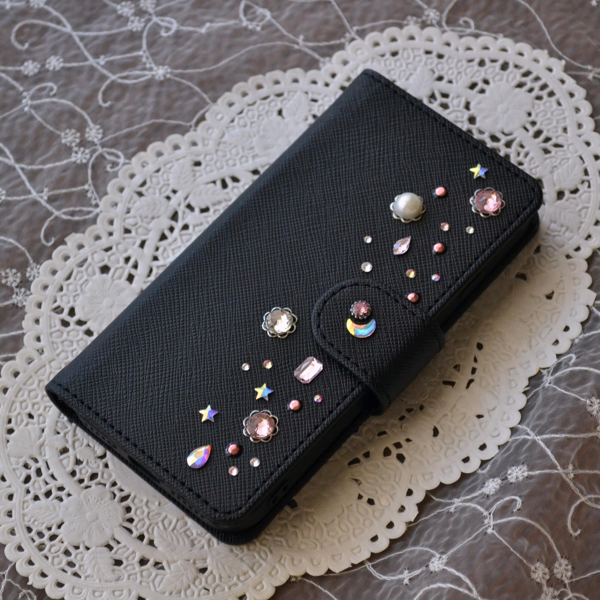 手帳型スマホケース『夜空のきらめき』ピンクとオーロラのクリスタル 漆黒のカバー　ほぼ全機種対応 傷が目立ちにくい型押模様