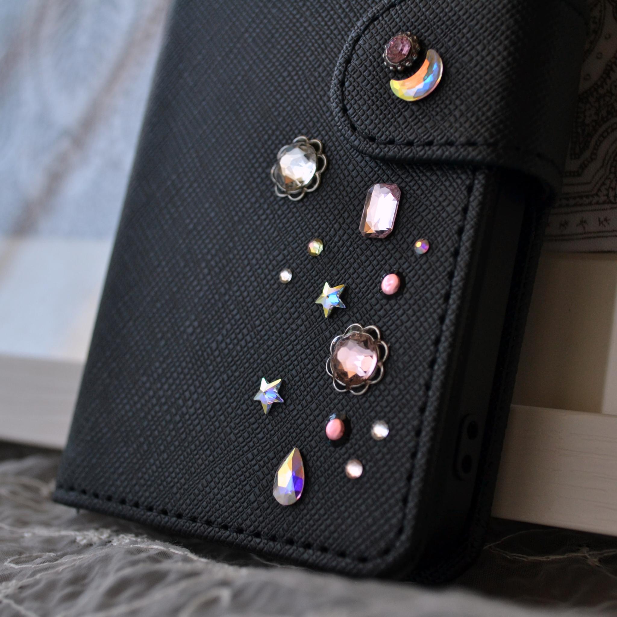 手帳型スマホケース『夜空のきらめき』ピンクとオーロラのクリスタル 漆黒のカバー　ほぼ全機種対応 傷が目立ちにくい型押模様 | 2枚目