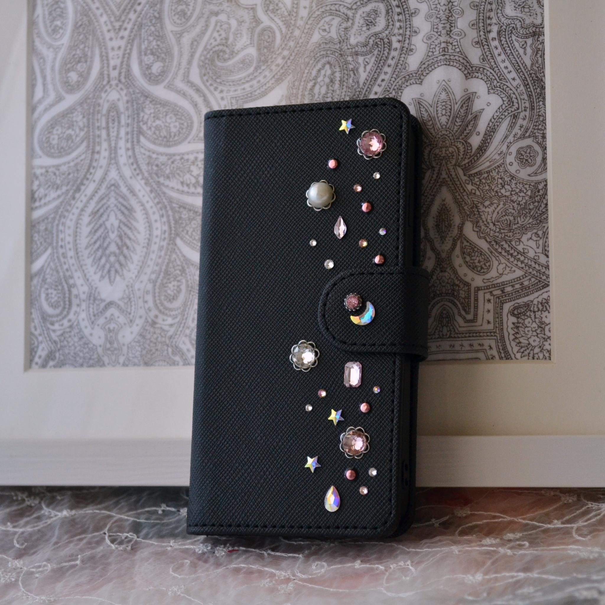 手帳型スマホケース『夜空のきらめき』ピンクとオーロラのクリスタル 漆黒のカバー　ほぼ全機種対応 傷が目立ちにくい型押模様 | 3枚目