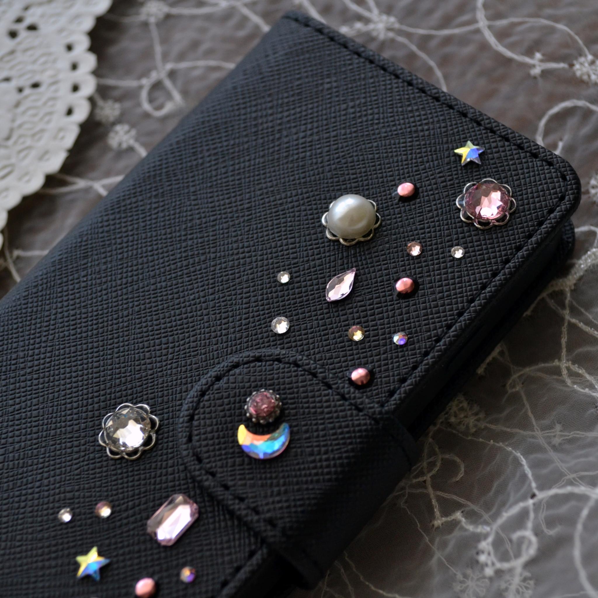 手帳型スマホケース『夜空のきらめき』ピンクとオーロラのクリスタル 漆黒のカバー　ほぼ全機種対応 傷が目立ちにくい型押模様 | 4枚目