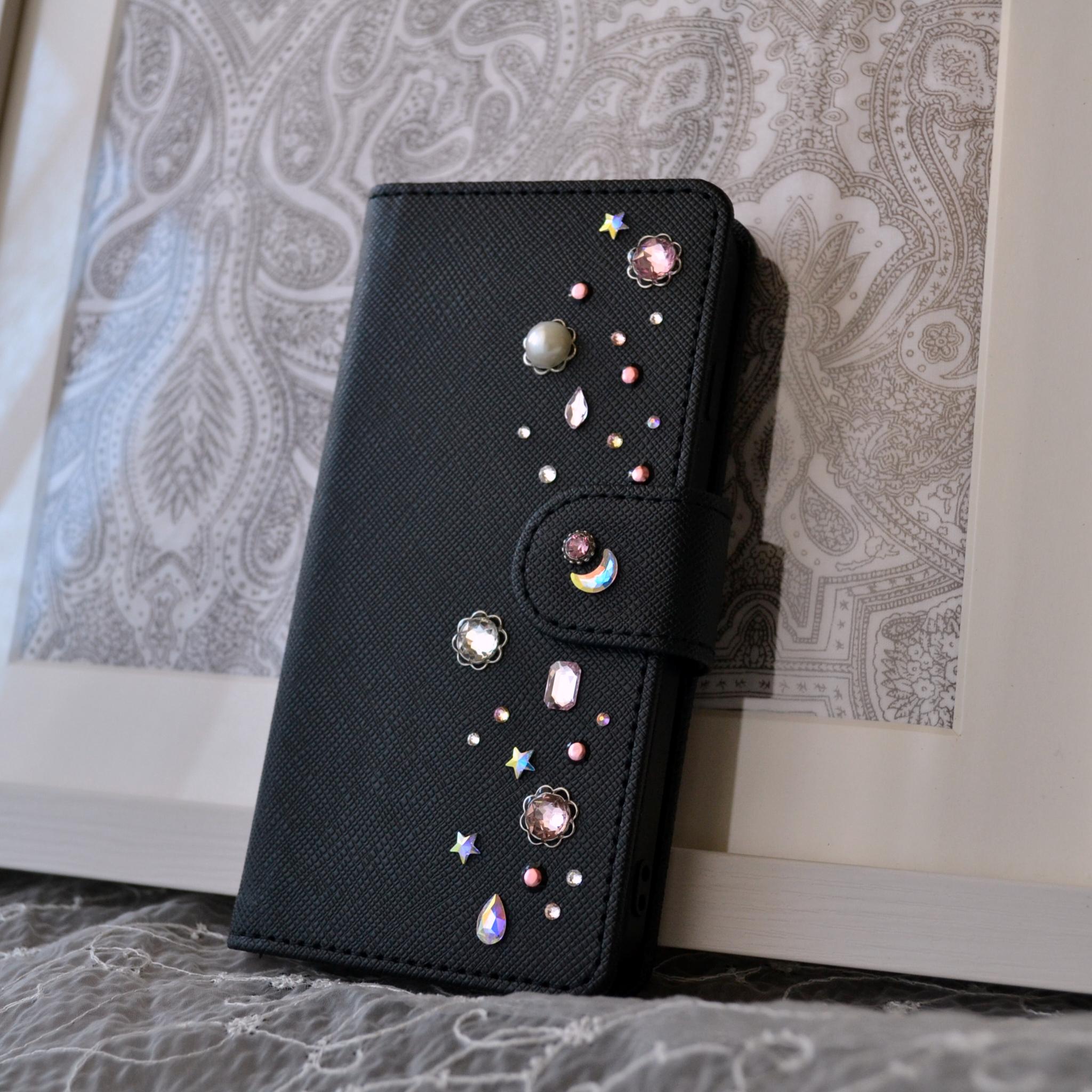 手帳型スマホケース『夜空のきらめき』ピンクとオーロラのクリスタル 漆黒のカバー　ほぼ全機種対応 傷が目立ちにくい型押模様 | 5枚目