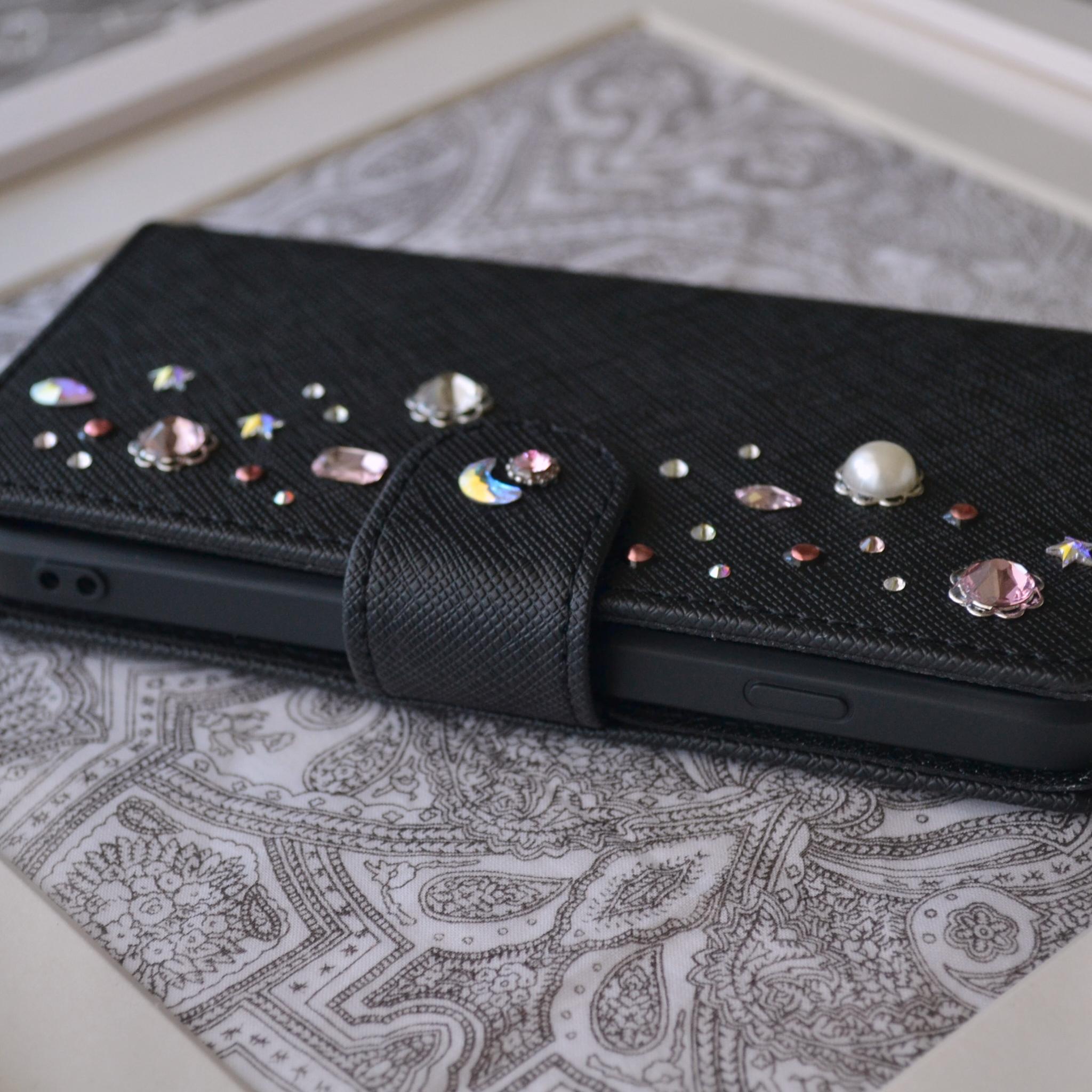 手帳型スマホケース『夜空のきらめき』ピンクとオーロラのクリスタル 漆黒のカバー　ほぼ全機種対応 傷が目立ちにくい型押模様 | 6枚目