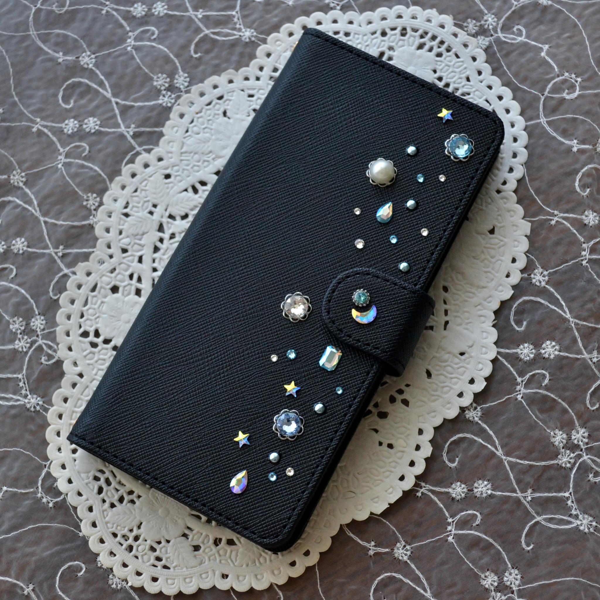 手帳型スマホケース『夜空のきらめき』水色とオーロラのクリスタル 漆黒のカバー　全機種対応　傷つきにくい型押し模様