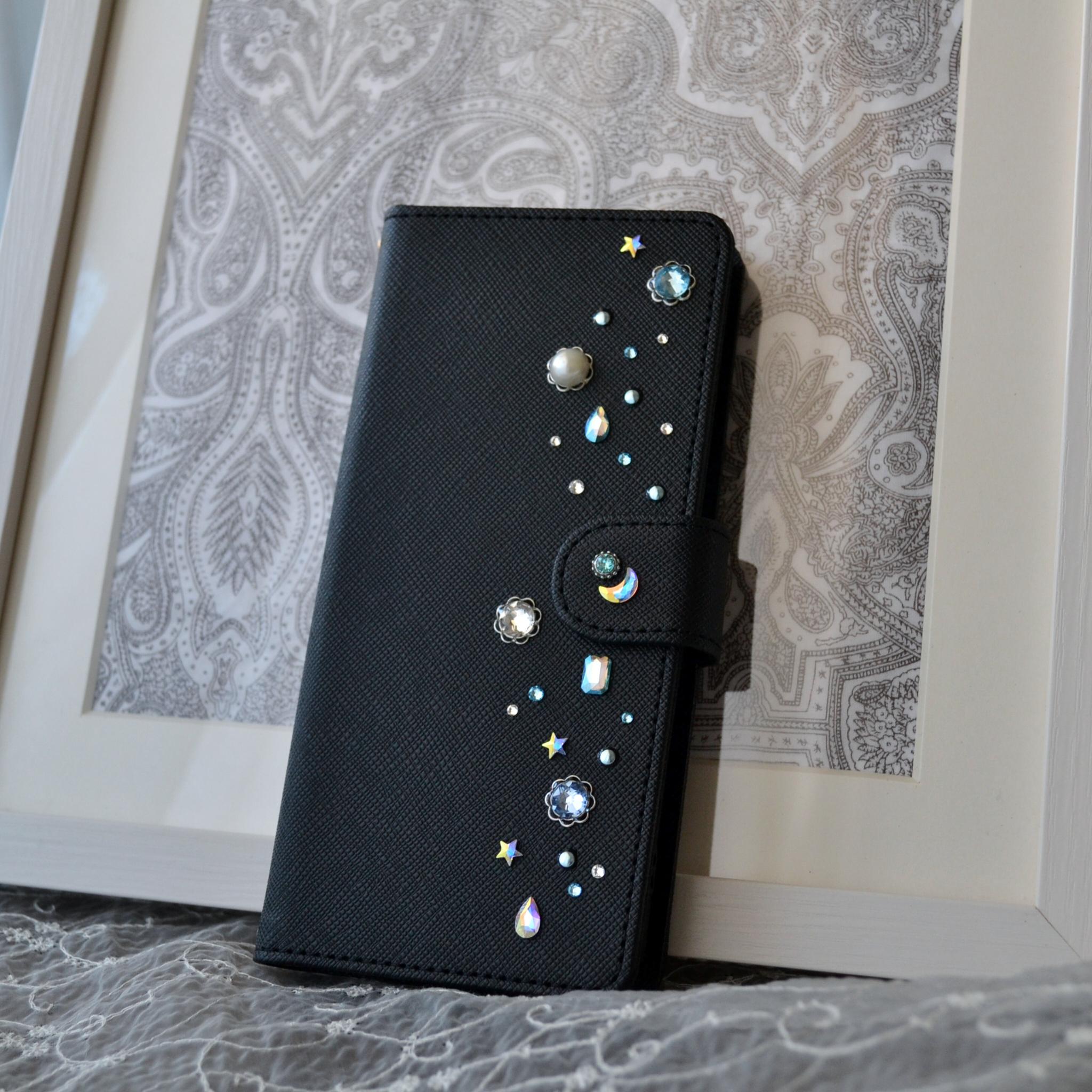 手帳型スマホケース『夜空のきらめき』水色とオーロラのクリスタル 漆黒のカバー　全機種対応　傷つきにくい型押し模様 | 2枚目