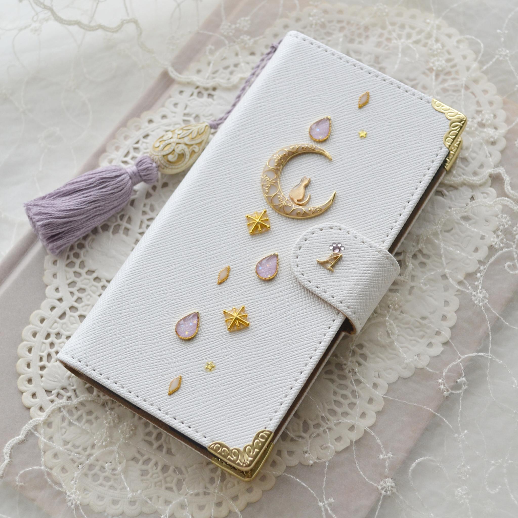 白と紫の手帳型スマホケース『猫と月のロマンティック』ラベンダー 全機種対応 ワンランク上の傷が目立ちにくい生地使用◎