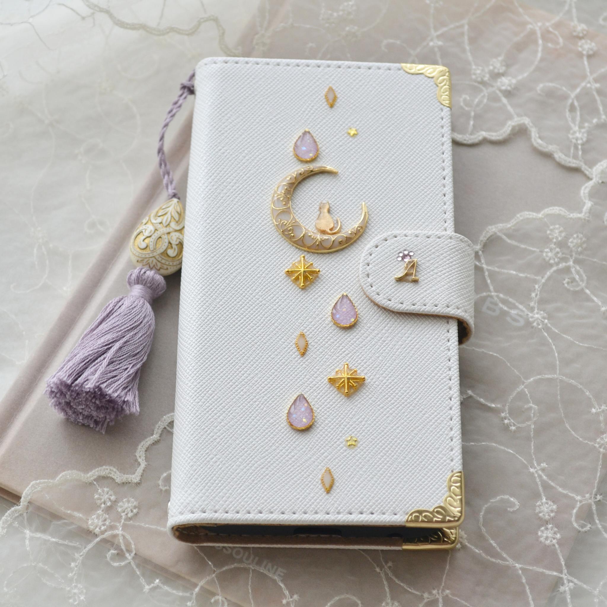 白と紫の手帳型スマホケース『猫と月のロマンティック』ラベンダー 全機種対応 ワンランク上の傷が目立ちにくい生地使用◎ | 2枚目