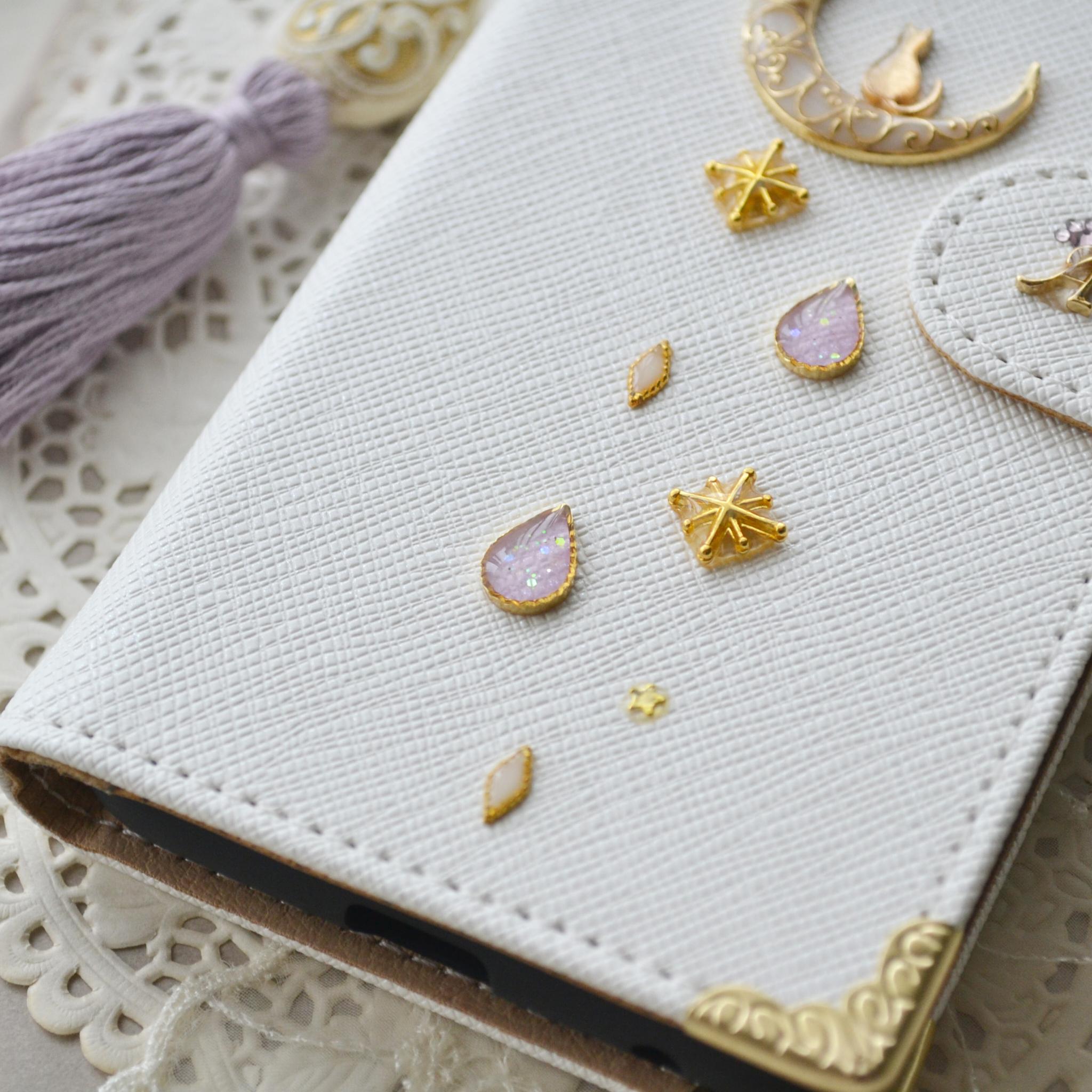 白と紫の手帳型スマホケース『猫と月のロマンティック』ラベンダー 全機種対応 ワンランク上の傷が目立ちにくい生地使用◎ | 3枚目