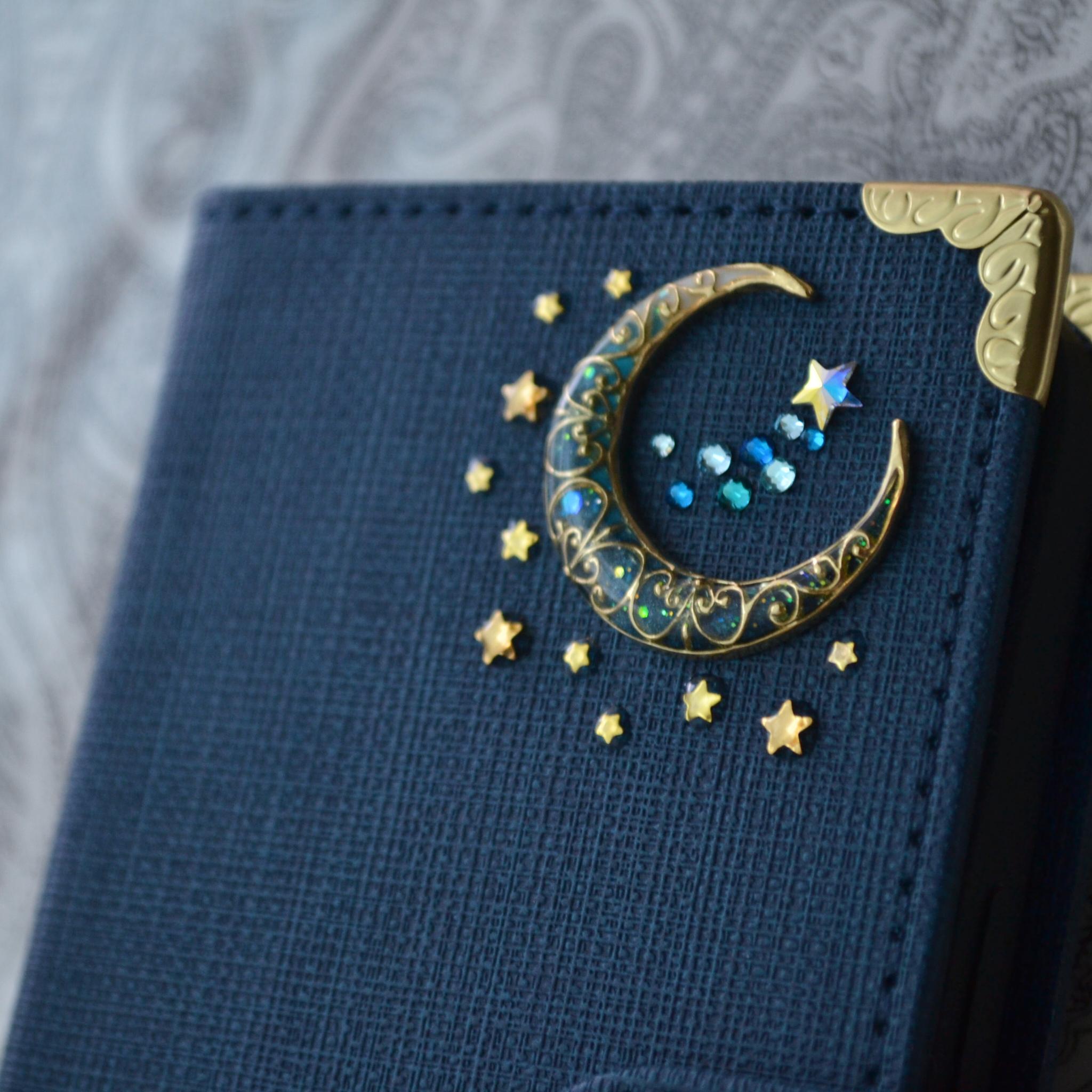 手帳型スマホケース『ブルームーンと青い流星』キラッと光る！全機種対応◎ワンランク上のネイビー生地使用。右利きor左利き | 3枚目