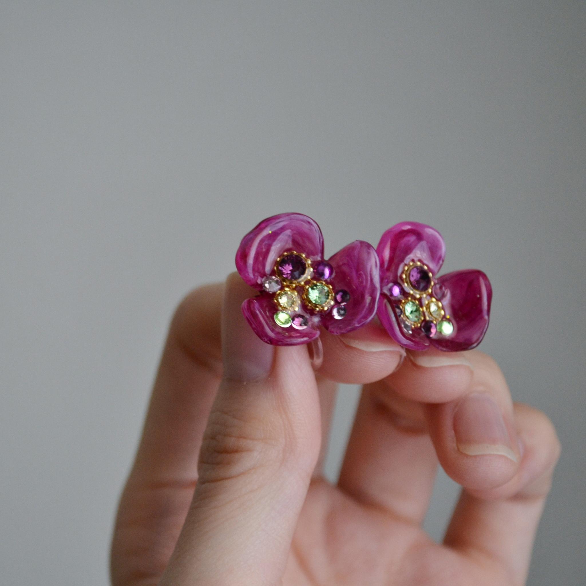 イヤリング『Grape』紫の宝石。スワロの実ををぎゅっと詰め込んだ、ノンホールピアス or ピアス | 1枚目