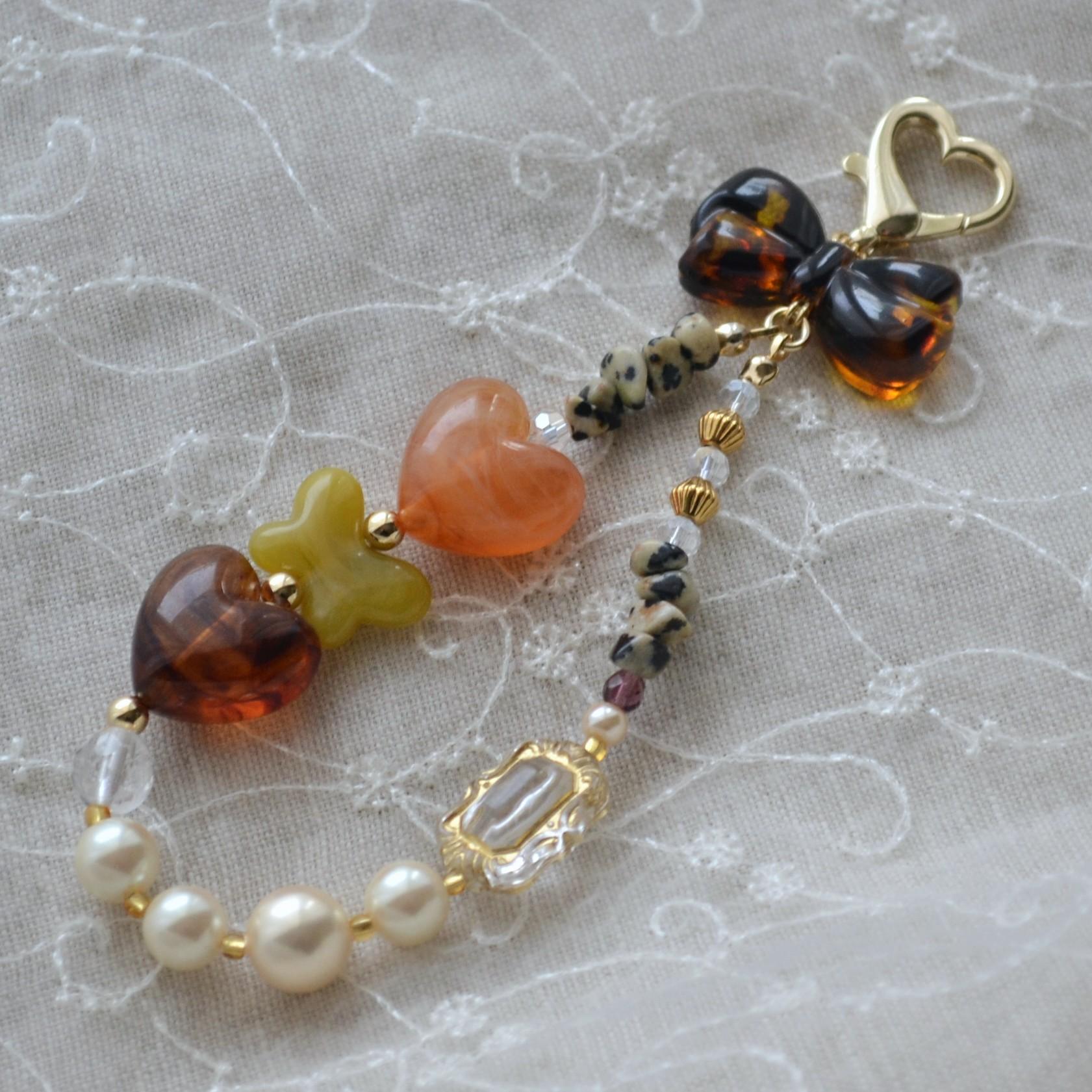 ぷっくりリボン、ハートやパールのスマホストラップ　マーブルオレンジ×べっ甲×クリームカーキ