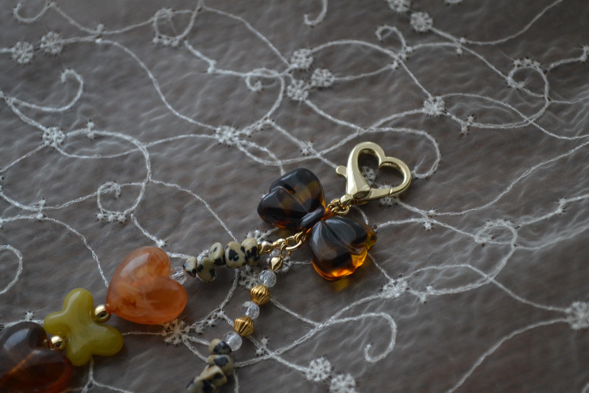 ぷっくりリボン、ハートやパールのスマホストラップ　マーブルオレンジ×べっ甲×クリームカーキ | 5枚目