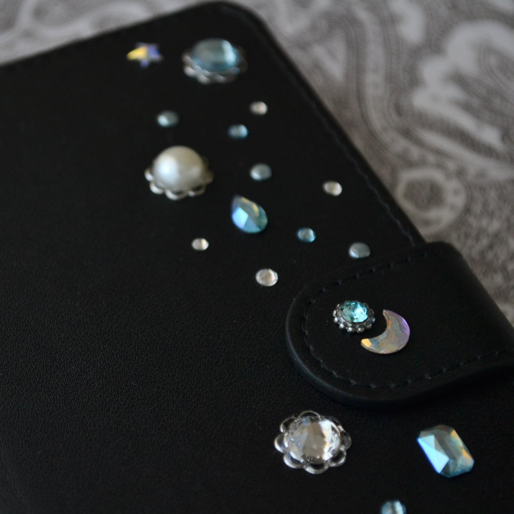 手帳型スマホケース『夜空のきらめき』水色とオーロラのクリスタル 漆黒のカバー　ほぼ全機種対応 | 5枚目