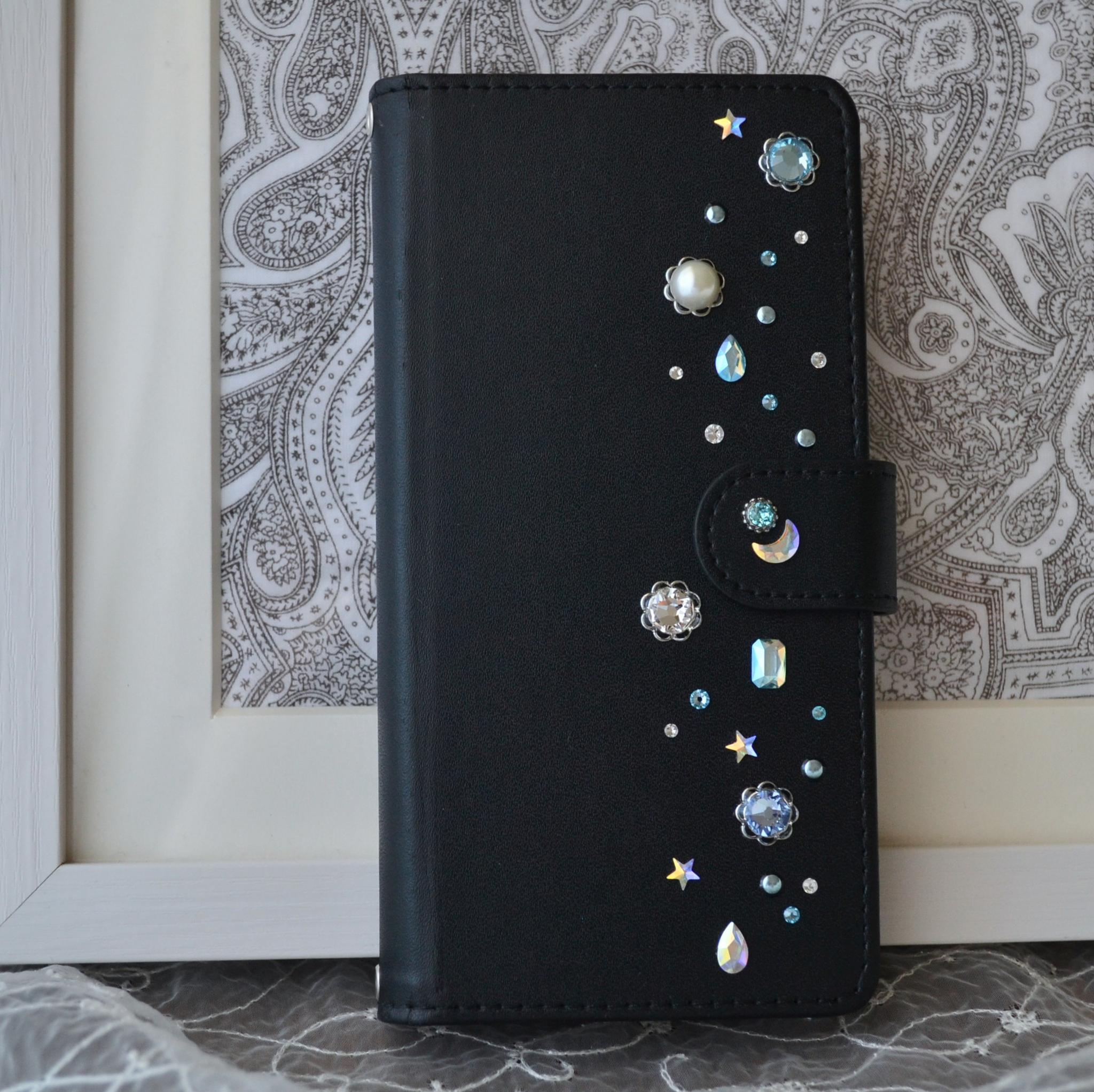 手帳型スマホケース『夜空のきらめき』水色とオーロラのクリスタル 漆黒のカバー　ほぼ全機種対応