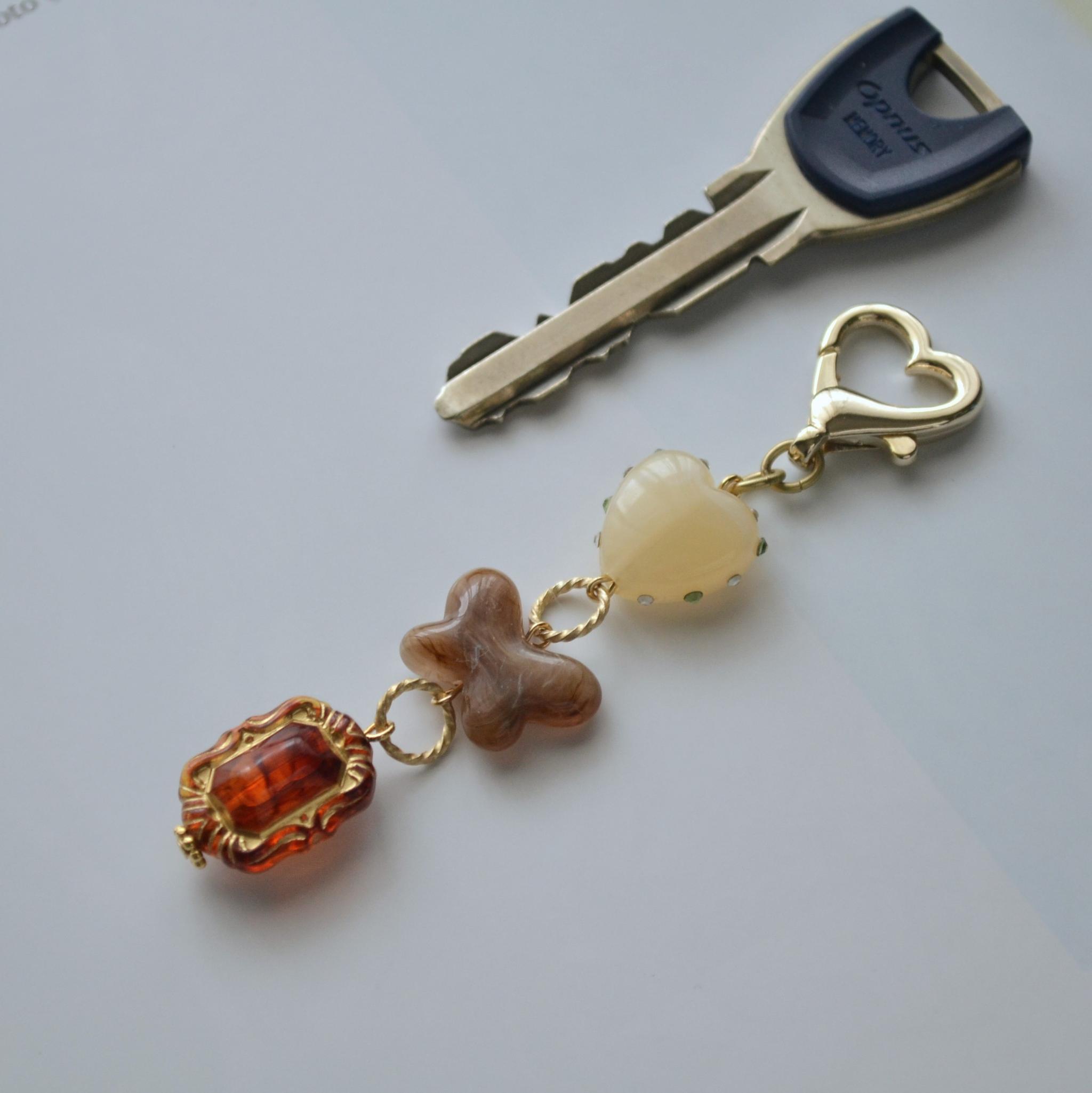 レトロかわいいストラップ　ハート×べっ甲×ちょうちょ　鍵やスマホのワンポイント。バッグの中で目印に！