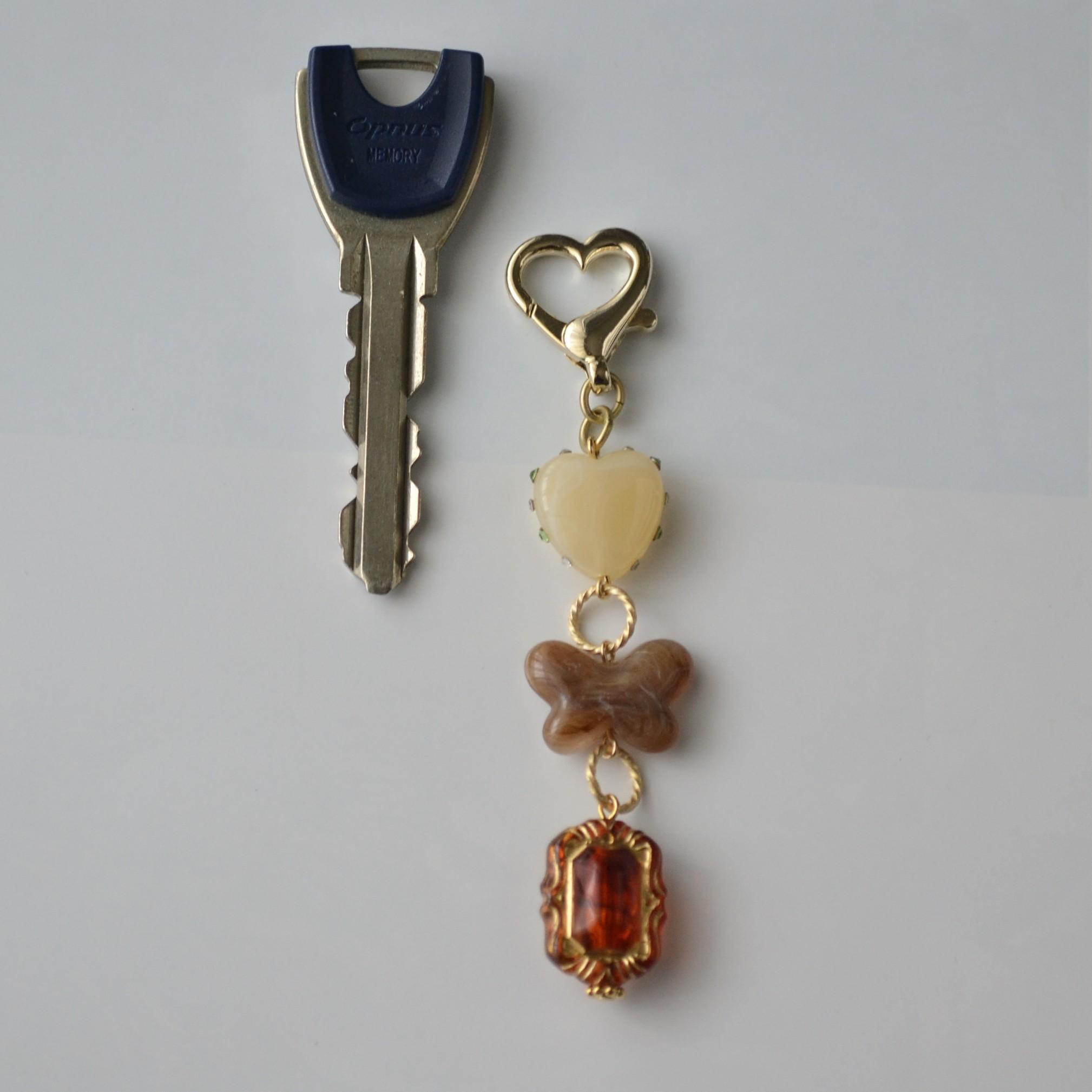 レトロかわいいストラップ　ハート×べっ甲×ちょうちょ　鍵やスマホのワンポイント。バッグの中で目印に！ | 2枚目