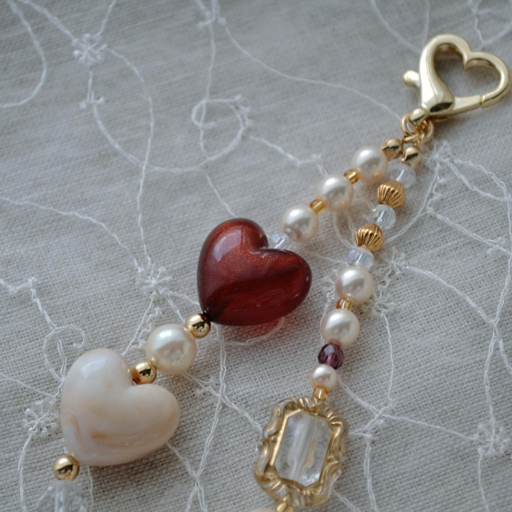 ぷっくりハートやパールのスマホストラップ　ワインレッド×カフェオレベージュ バッグチャームにも◎ | 3枚目