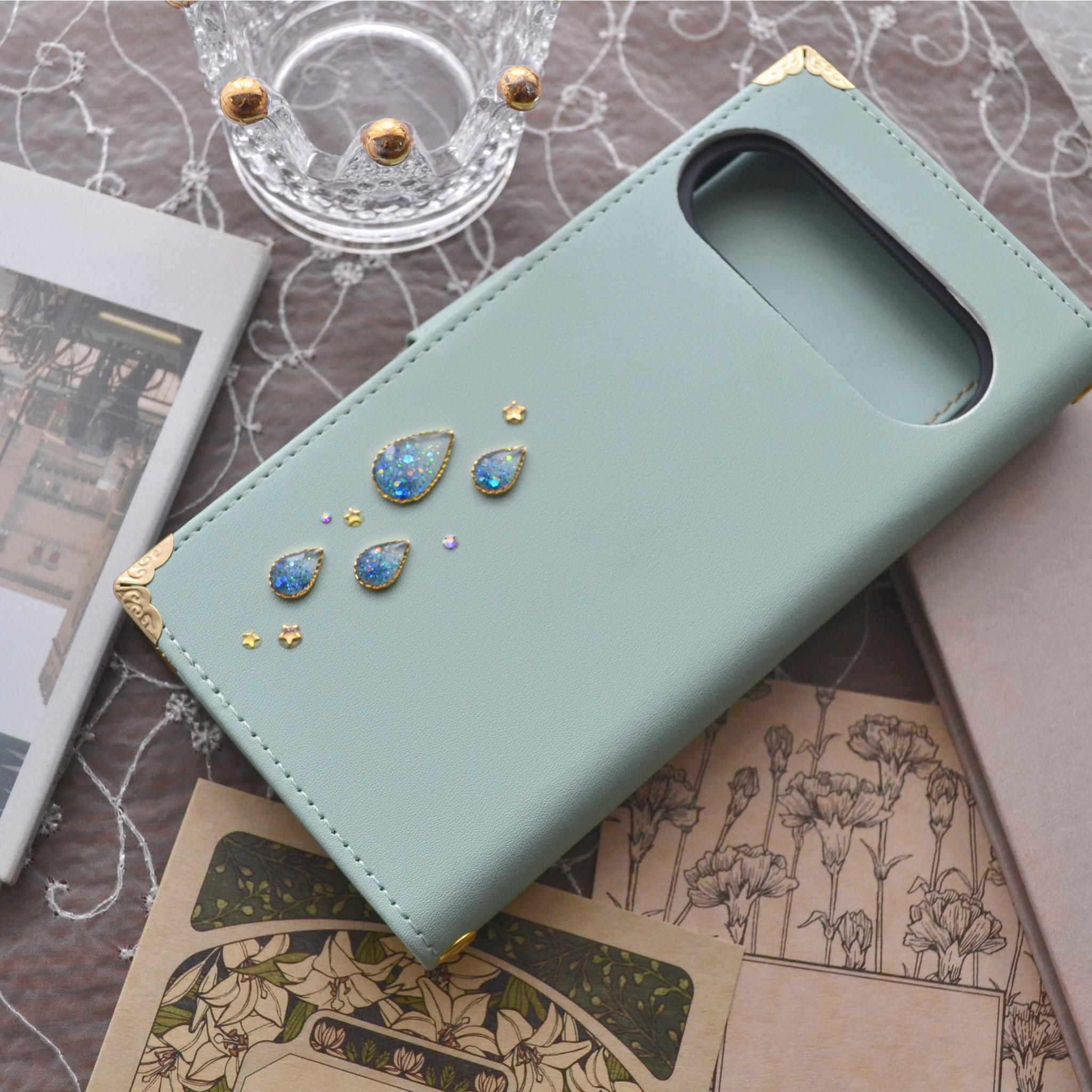 手帳型スマホケース『ブルームーンと青い流星』ミントグリーンに深い青の月がきらめく 全機種対応 | 3枚目