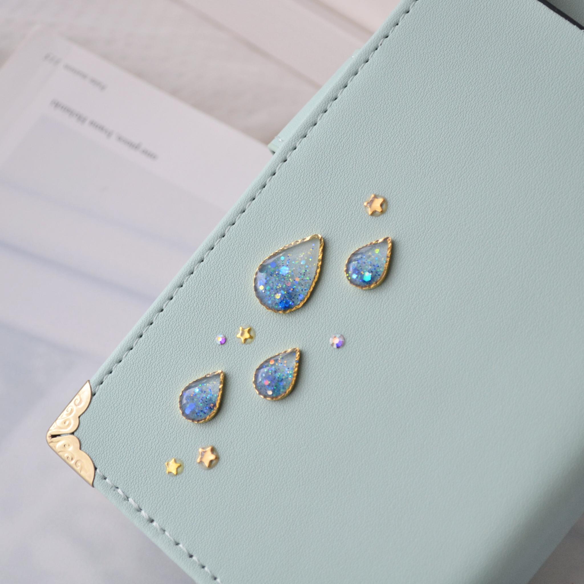 手帳型スマホケース『ブルームーンと青い流星』ミントグリーンに深い青の月がきらめく 全機種対応 | 5枚目