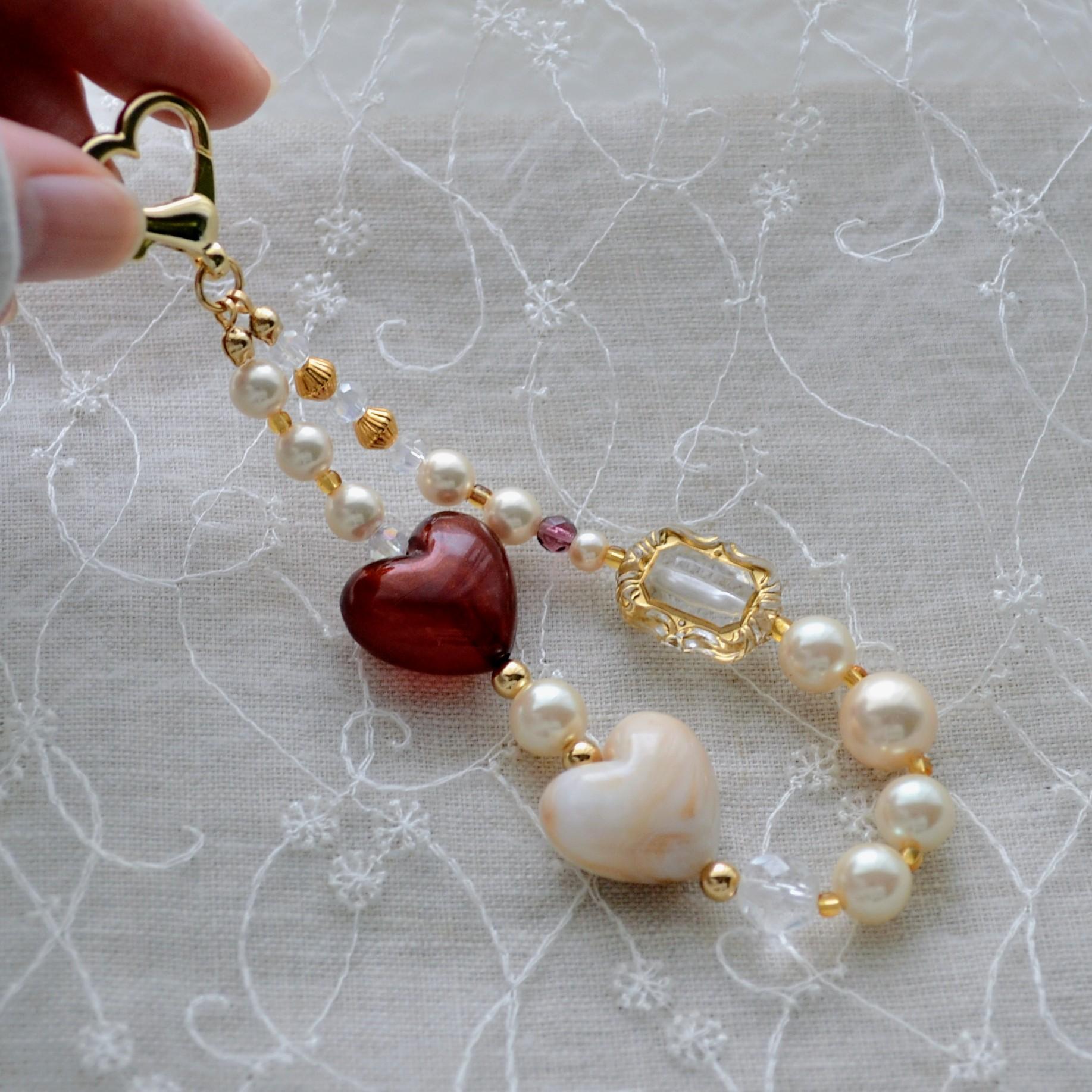 ぷっくりハートやパールのスマホストラップ ワインレッド×カフェオレベージュ バッグチャームにも◎1枚目の画像